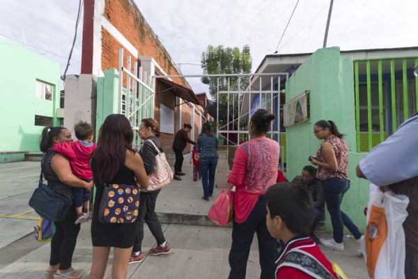 Maestros de Oaxaca rechazan modelo de la SEP para el regreso a clases; quieren ciclo de forma presencial