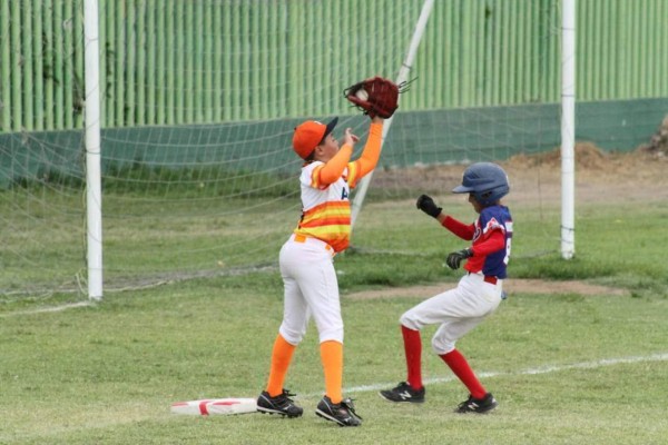Bravos de León contra Astros de Chihuahua.