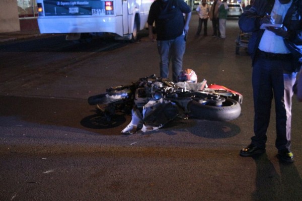 Por no respetar el alto un motociclista termina lesionado en calles del Centro en Mazatlán