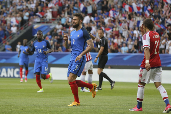 Con triplete de Giroud, Francia aplasta a Paraguay