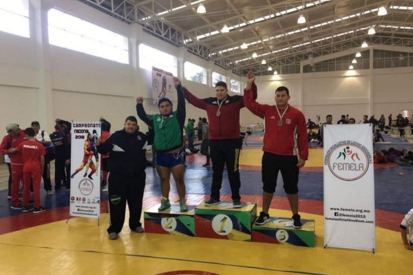 Estudiante del INECIPE gana medalla de oro en Luchas Asociadas