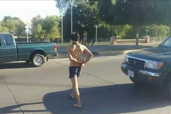 Obligan a dos hombres a caminar semidesnudos y con mensajes en el cuerpo en Culiacán