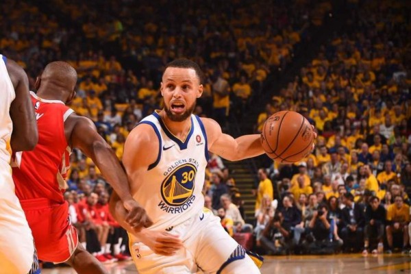 Curry conduce a Warriors a tomar ventaja en la final de la Conferencia Oeste