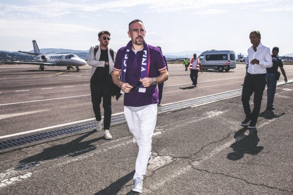 Franck Ribéry a su llegada al aeropuerto de Florencia. (Foto: Twitter @acffiorentina)