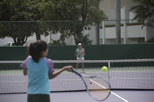 Con intensidad disputan segunda jornada del Torneo de Tenis Champions Bowl