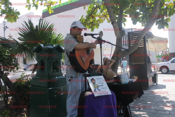 ‘Mitiga’ el calor con notas de su zampoña y guitarra