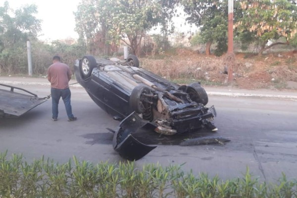 Vuelca carro en el Libramiento Óscar Pérez Escobosa en Mazatlán