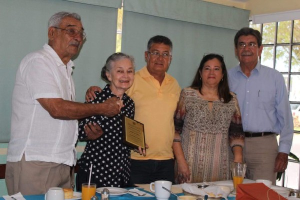 Socios del Club Muralla reconocen a Gilberto Lem