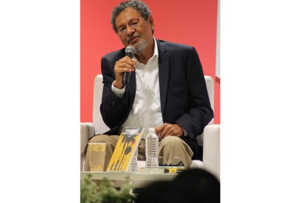 Élmer Mendoza presentó su libro Asesinato en el Parque Sinaloa, en la Feria del Libro de la UAS 2018.
