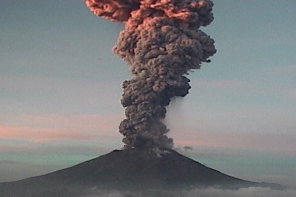El Popocatépetl registra explosión de 5 km de altura