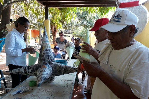Crean piñatas con papel y engrudo