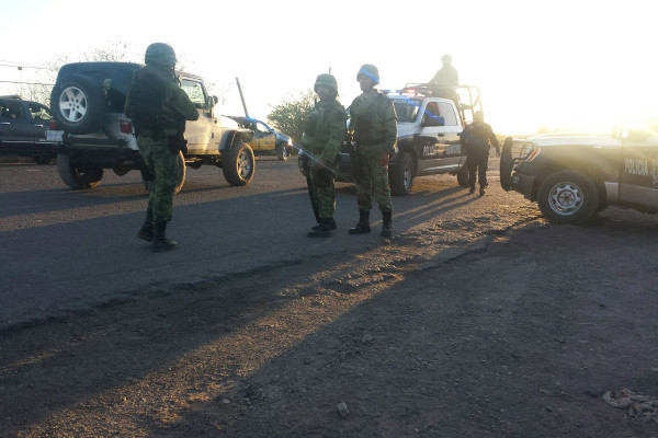 Los elementos militares aseguraron un Jeep Rubicón que abandonaron los delincuentes.