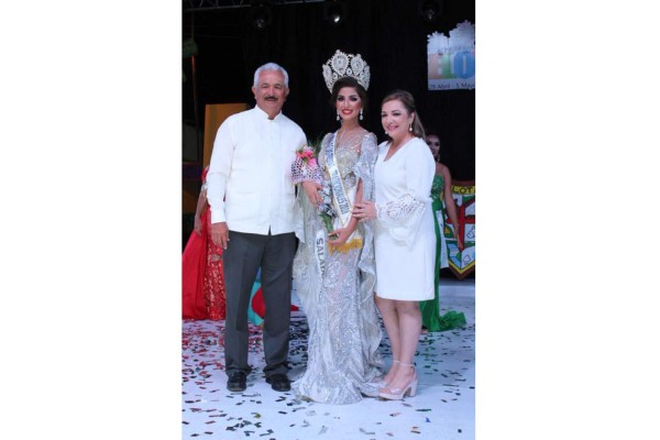 Magaly Valenzuela, del Ejido El Salado, es coronada como la Reina de las Fiestas Tradicionales Elota 2018, por la Alcaldesa María Araceli Esparza Gaxiola y su esposo, Arturo Rodríguez.