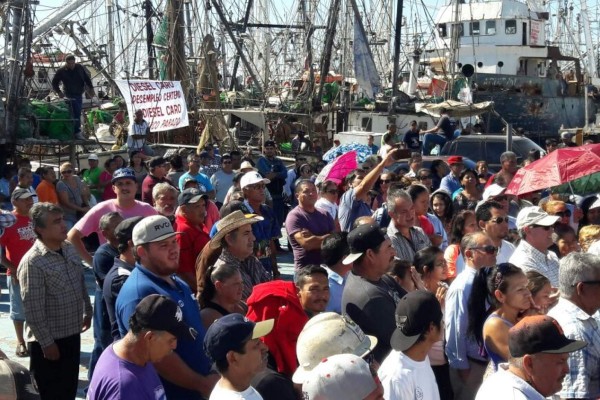 Protestan pescadores en Mazatlán exigiendo apoyos para la pesca