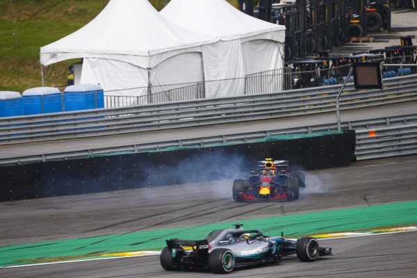 Lewis Hamilton toma la punta ante la colisión de Max Verstappen. (Foto: @F1)
