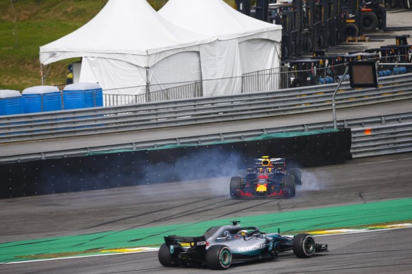 Lewis Hamilton toma la punta ante la colisión de Max Verstappen. (Foto: @F1)
