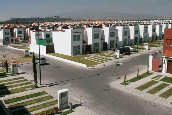 Comprar terrenos, remodelar viviendas y no intermediarios: los cambios que propone AMLO a la Ley del Infonavit