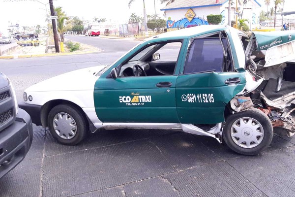 Camioneta le pega por alcance a un taxi y manda a su conductor al hospital