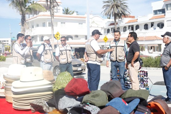 Vendedores ambulantes permanecen sobre el malecón de Mazatlán