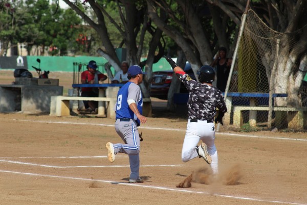 Jurídico Martínez se lleva el primer juego de la serie final de la Liga de Beisbol de Pulmonías