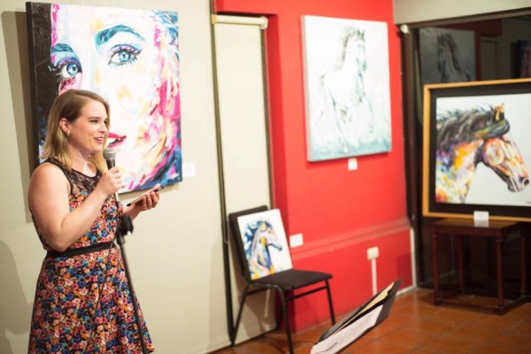 Da Mariel del Rincón vida y color a sus dos pasiones: animales y pintura