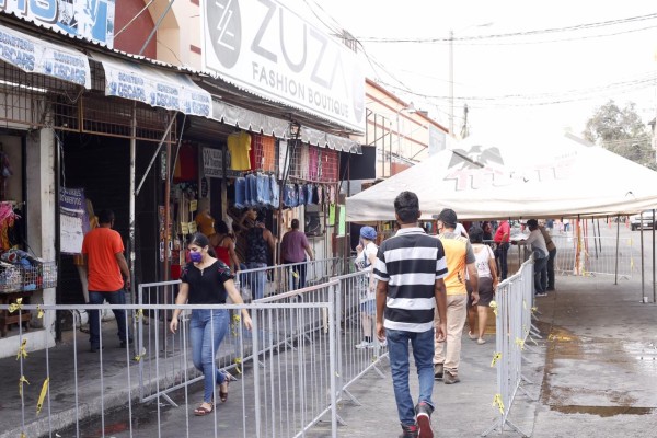 En Mazatlán, sanitizan mercados de la Juárez y del Conchi