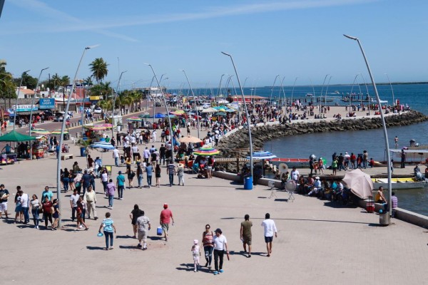 Mariscos, música y mar, sinaloenses disfrutan de Altata en esta Semana Santa