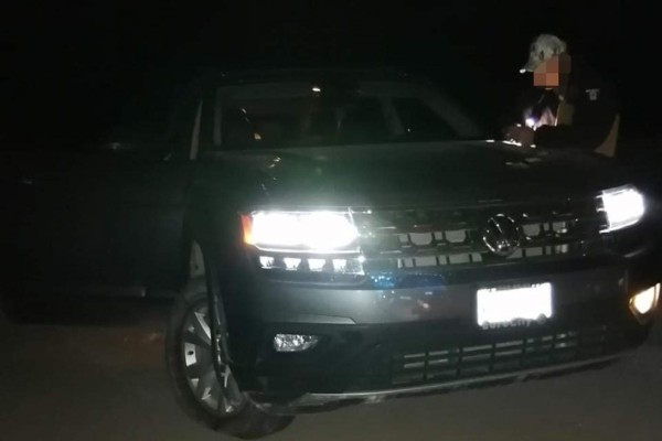 En Culiacán, policías aseguran a un hombre que traía armas y camioneta con reporte de robo, en Culiacán