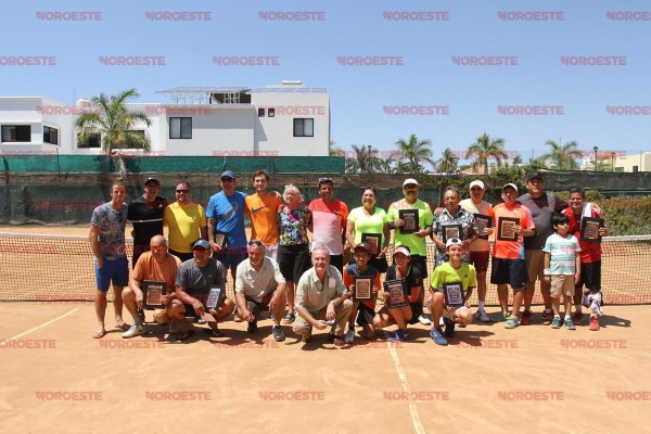 Los ganadores y finalistas se toman la fotografía del recuerdo.