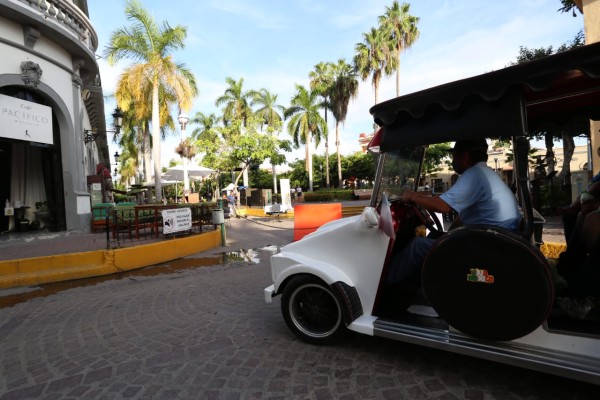 Vecinos del Centro Histórico de Mazatlán amenazan con bloqueos si no frenan el ruido de pulmonías y aurigas