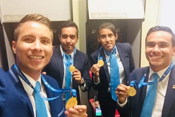 Rafael López y Joaquín Vizcarra (al frente) presumen su medalla.