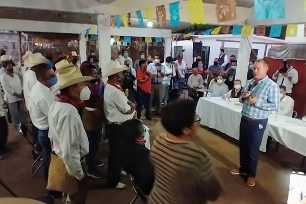 Atiende Quirino Ordaz a indígenas del norte del Estado