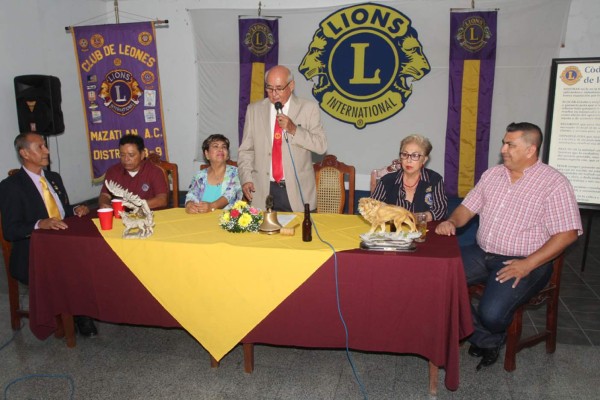 El Padre Amador Campos rinde informe como presidente de los Leones