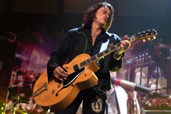 Hospitalizan Joe Perry, guitarrista de Aerosmith