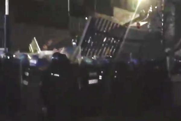 Aficionados de Pumas intentaron portazo.