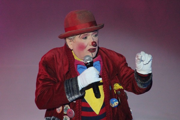 Payasos Trabajando cuenta en su haber con 34 años de haber surgido con el único propósito de hacer reír, pero en serio.