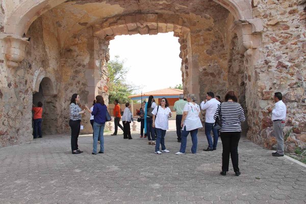 Promotores turísticos visitan la ruinas del antiguo templo.