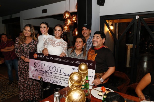 Recibe Rosy Fuentes de Ordaz donativo del Club Dorados de manos de Maradona