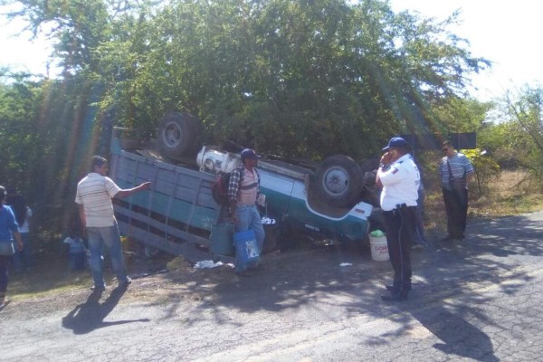 Vuelca camioneta de jornaleros que se dirigía al valle de Rosario