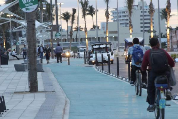 Buscan regular uso de bicicletas con motor y scooters en ciclovía del malecón de Mazatlán