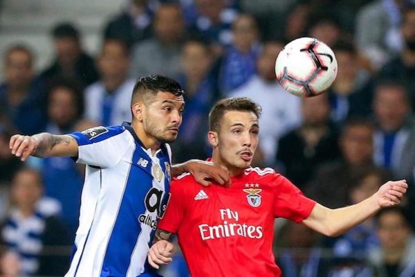 Benfica vence al Porto y le arrebata la cima