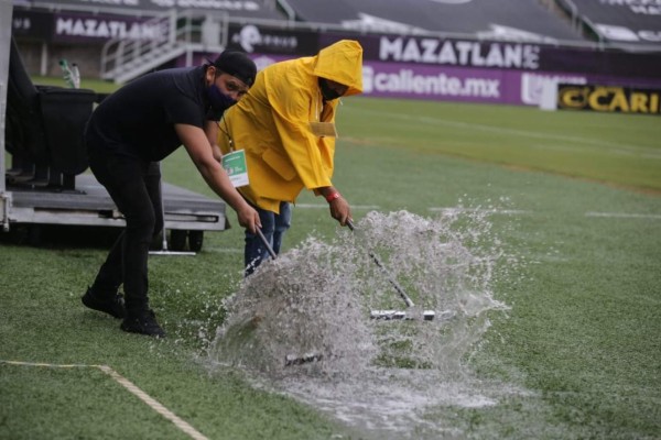 En el estadio El Kraken trabajan para poner en condiciones el terreno