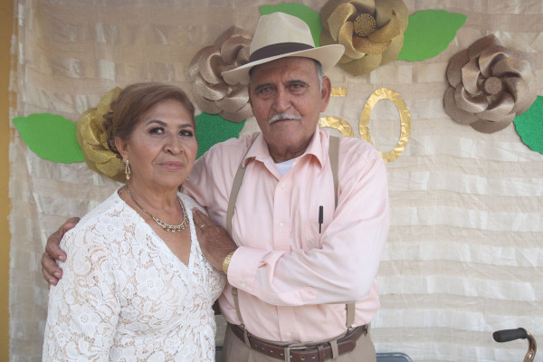 Rosalina Soto y Alfonso Alatorre festejan su amor de oro
