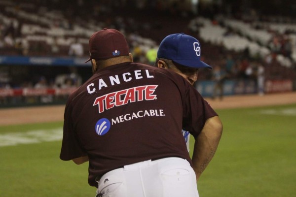 Robinson Cancel saluda al mánager de Yaquis.