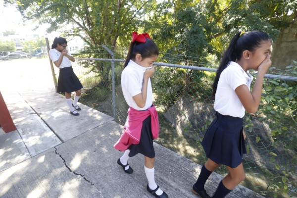 En la Primaria Cruz Lizárraga, de Mazatlán, los alumnos estudian entre olor a drenaje