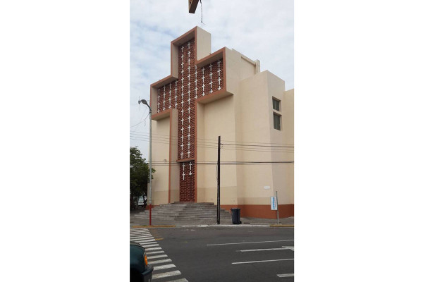 Sacan a un hombre de una iglesia en el puerto de Veracruz