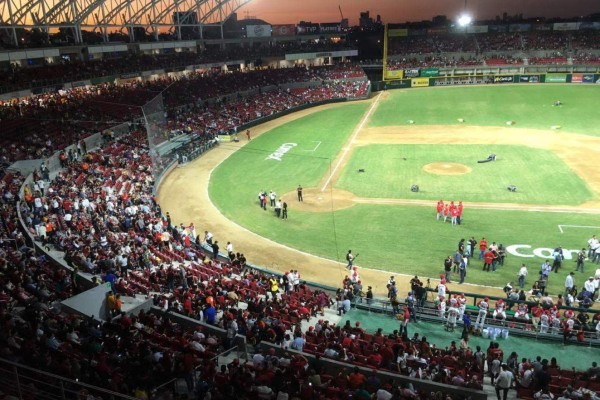 Los aficionados abarrotan el estadio Teodoro Mariscal.