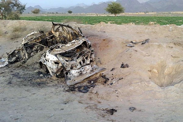 Vehículo destruido donde viajaba el líder talibán, en Pakistán.