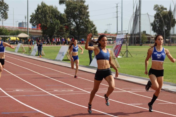 Iza Daniela Flores logra el primer lugar en los 100 y 200 metros en la Copa Tigres de Atletismo