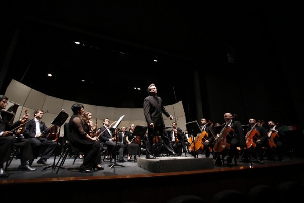 La Orquesta Sinfónica Sinaloa de las Artes compartió música española con Marc Moncusí como director invitado.